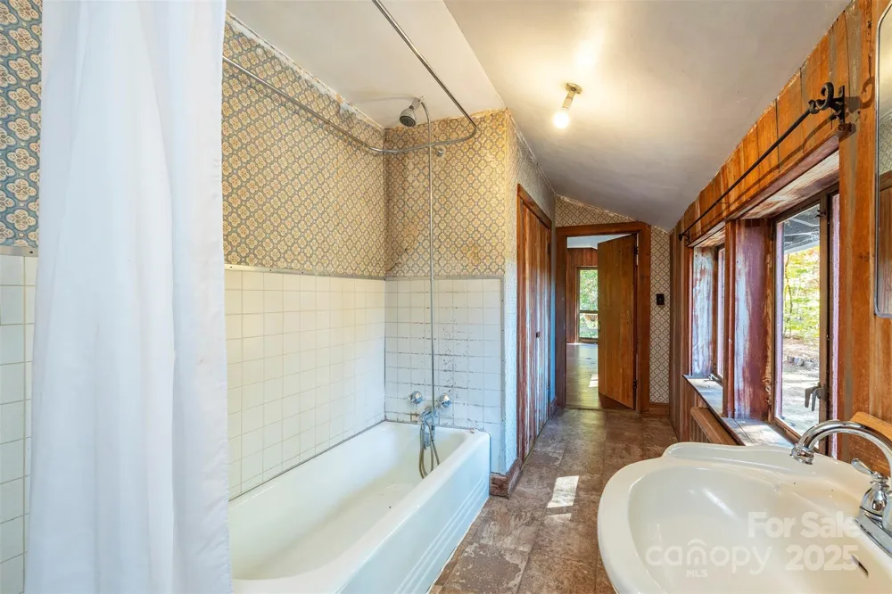 102 Weaver Mill Road Columbus, NC 28722