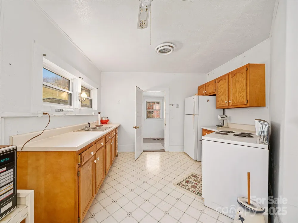 321 Lyle Lane Green Mountain, NC 28740
