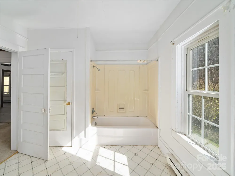 321 Lyle Lane Green Mountain, NC 28740
