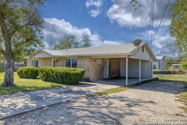 733 Camp Uvalde, TX 78801
