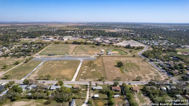 733 Camp Uvalde, TX 78801