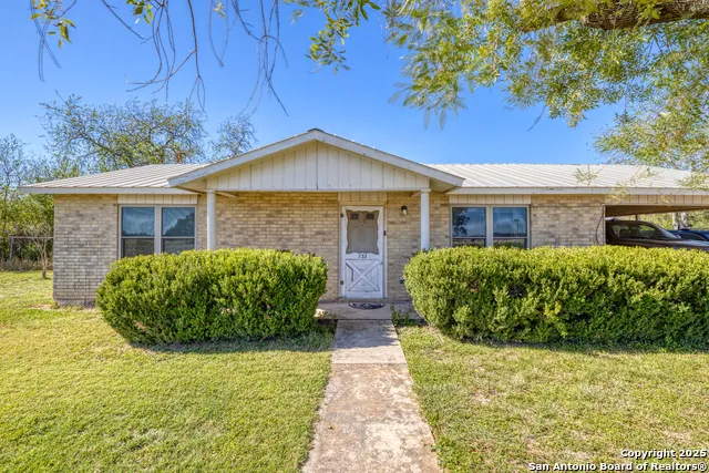 733 Camp Uvalde, TX 78801