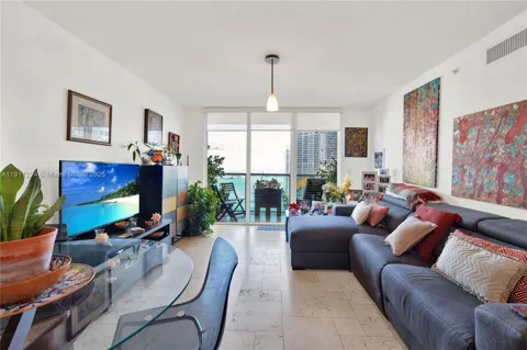 31 SE 5th St #2910