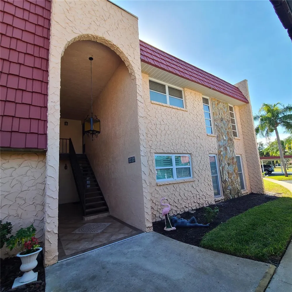 220 BUTTONWOOD CIRCLE #220 Seminole, FL 33777