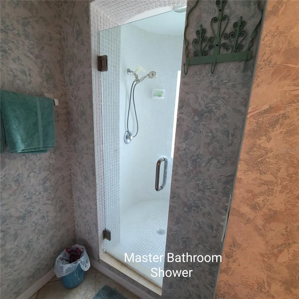 220 BUTTONWOOD CIRCLE #220 Seminole, FL 33777