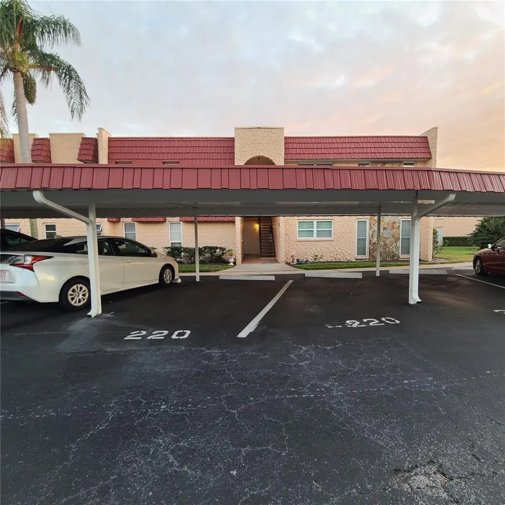 220 BUTTONWOOD CIRCLE #220 Seminole, FL 33777