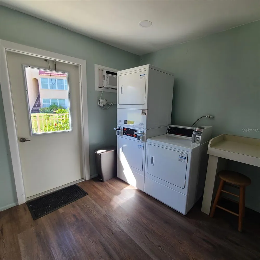 220 BUTTONWOOD CIRCLE #220 Seminole, FL 33777