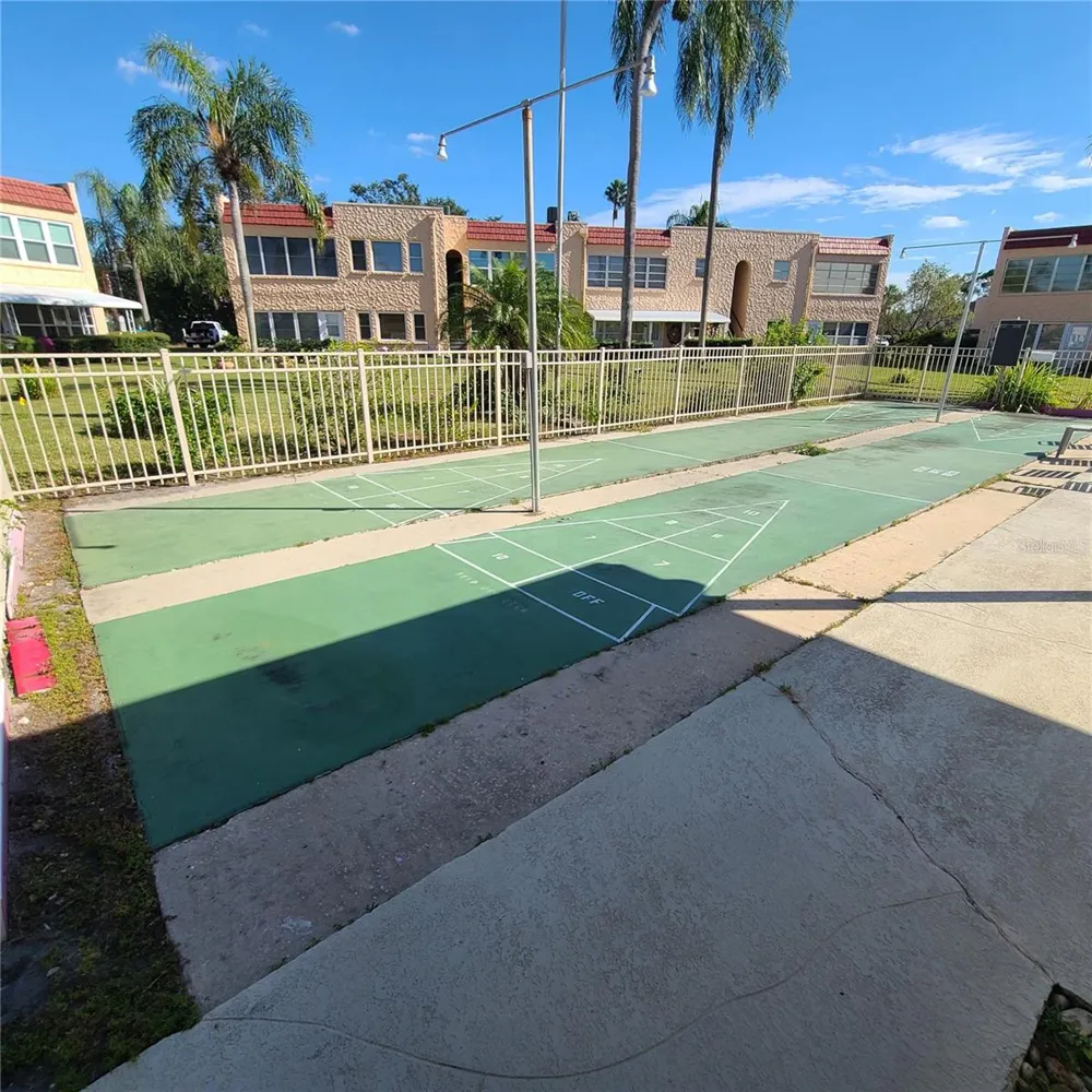 220 BUTTONWOOD CIRCLE #220 Seminole, FL 33777