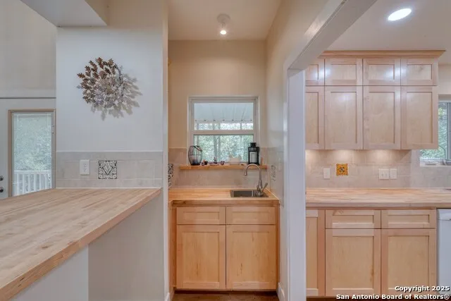 123 Bowie Luling, TX 78648