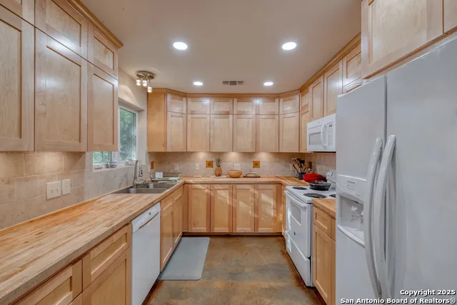 123 Bowie Luling, TX 78648
