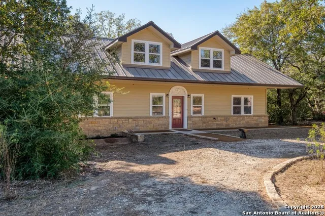123 Bowie Luling, TX 78648