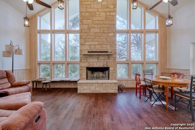 123 Bowie Luling, TX 78648