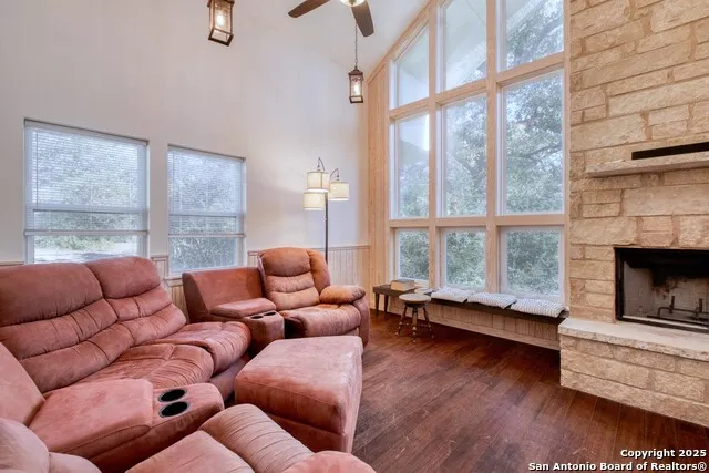 123 Bowie Luling, TX 78648