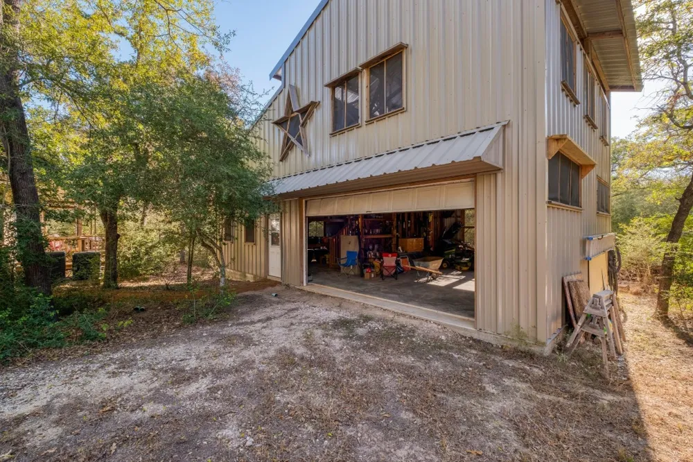123 Bowie Trail Luling, TX 78648