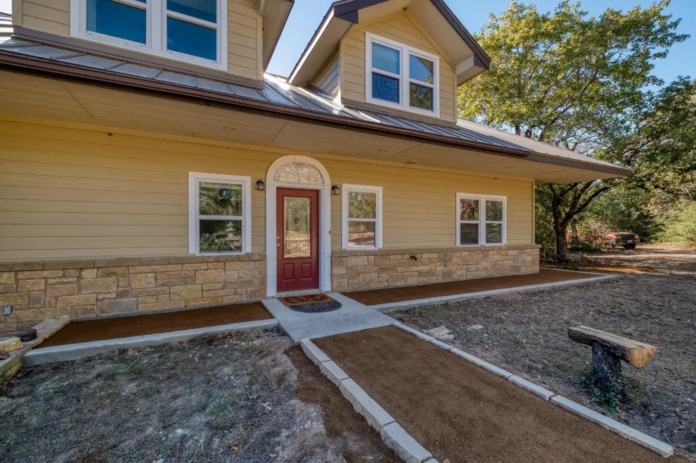 123 Bowie Trail Luling, TX 78648