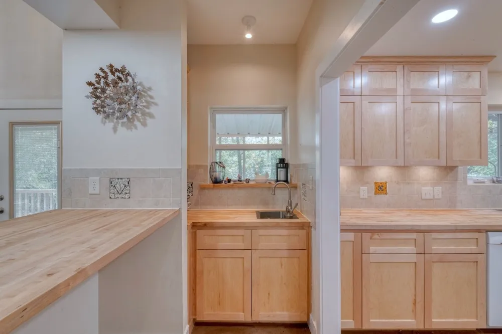 123 Bowie Trail Luling, TX 78648