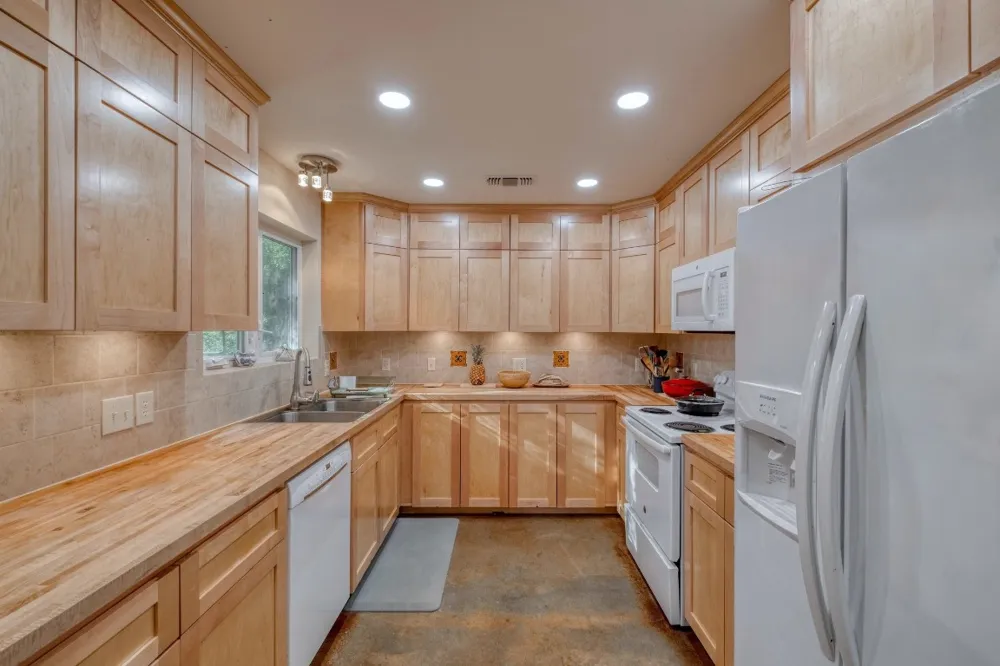 123 Bowie Trail Luling, TX 78648