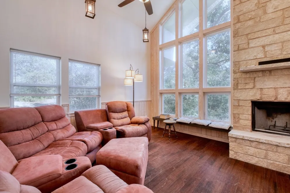 123 Bowie Trail Luling, TX 78648