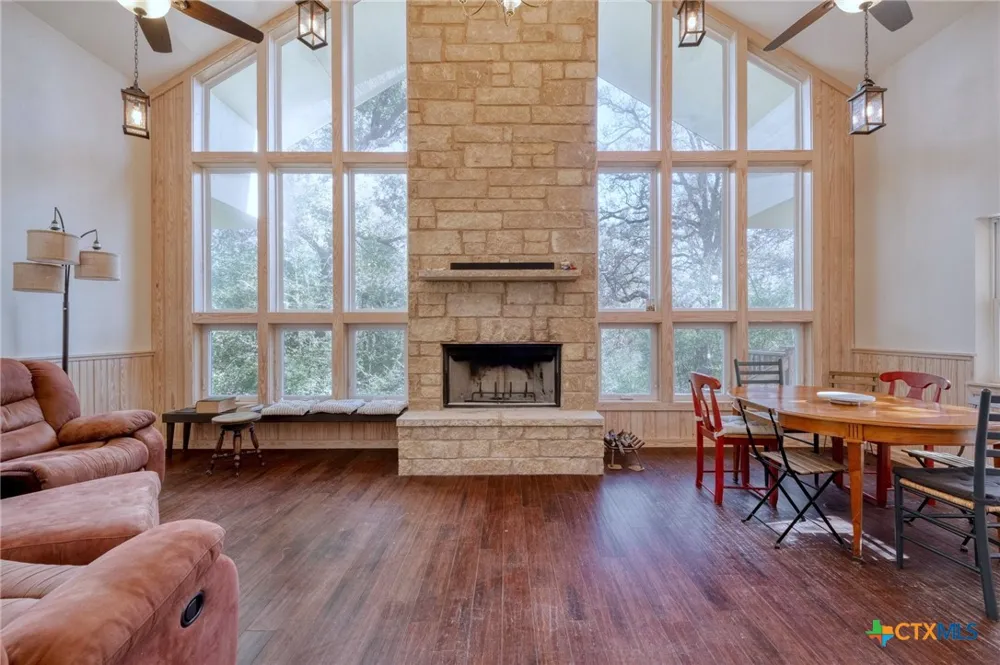 123 Bowie Trail Luling, TX 78648