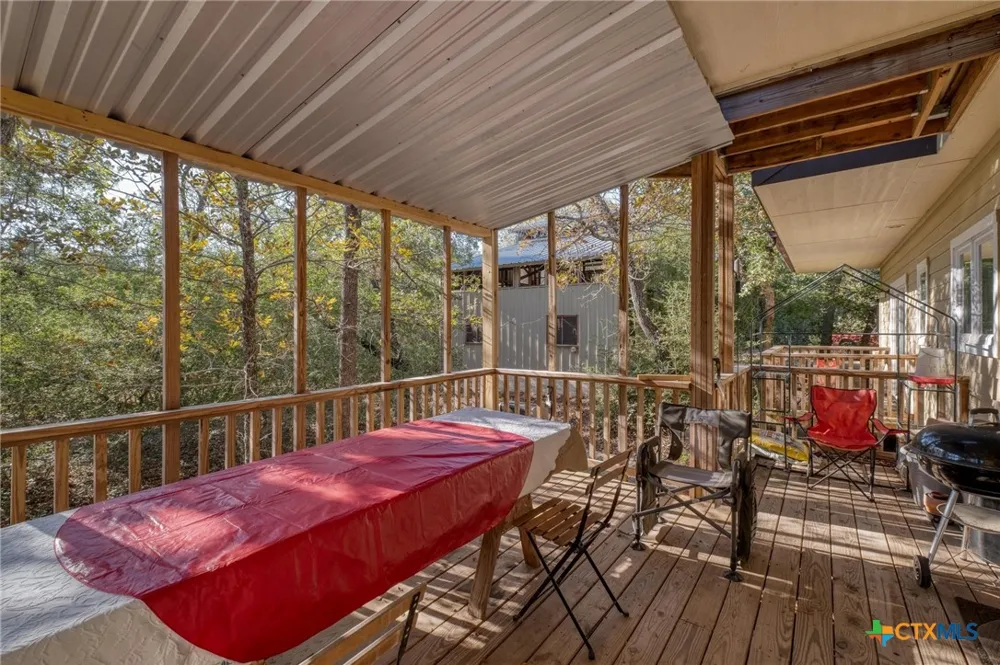 123 Bowie Trail Luling, TX 78648