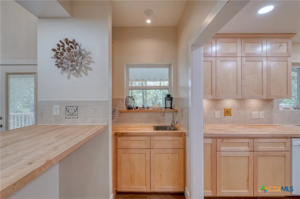 123 Bowie Trail Luling, TX 78648