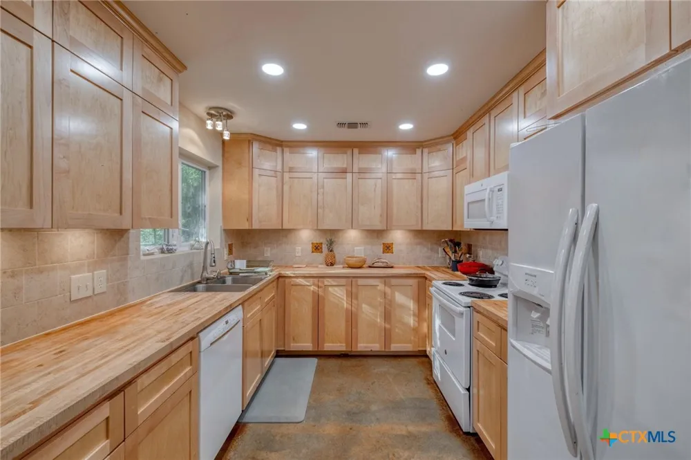 123 Bowie Trail Luling, TX 78648