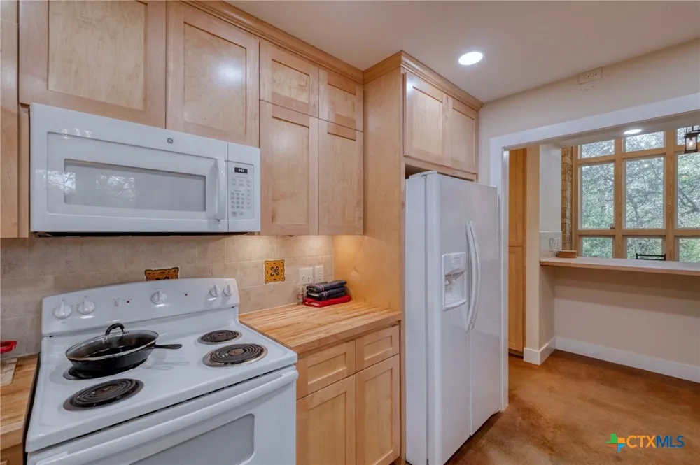 123 Bowie Trail Luling, TX 78648