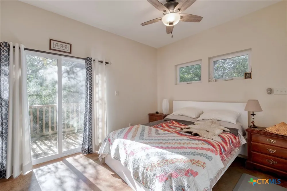 123 Bowie Trail Luling, TX 78648