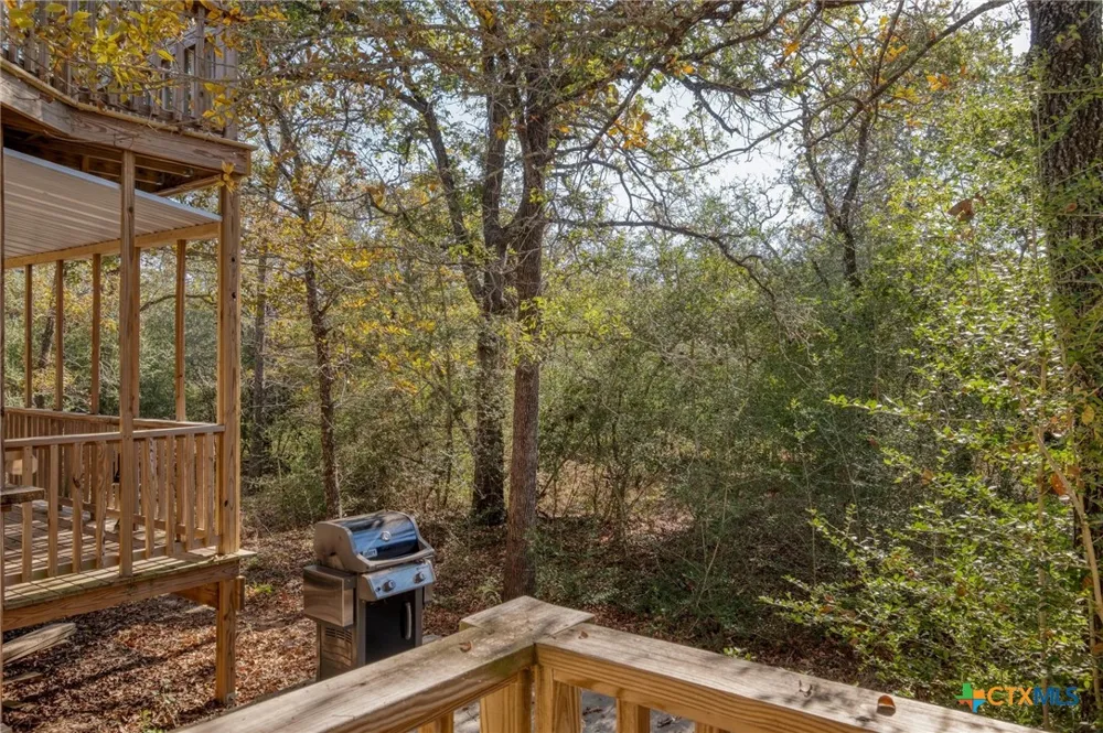 123 Bowie Trail Luling, TX 78648