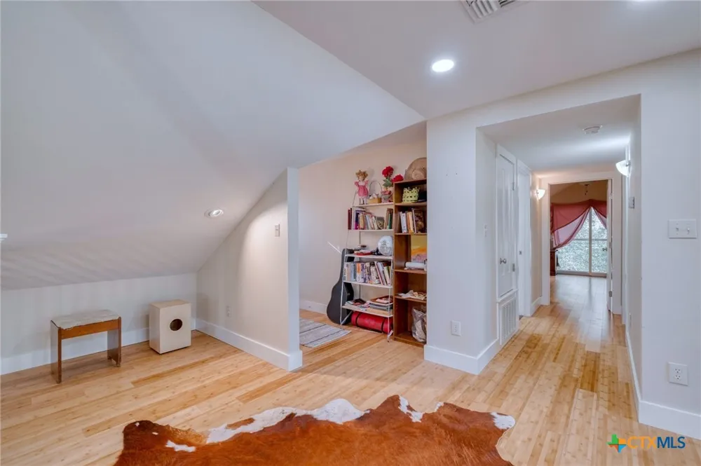123 Bowie Trail Luling, TX 78648