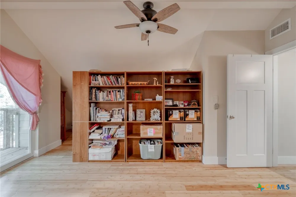 123 Bowie Trail Luling, TX 78648