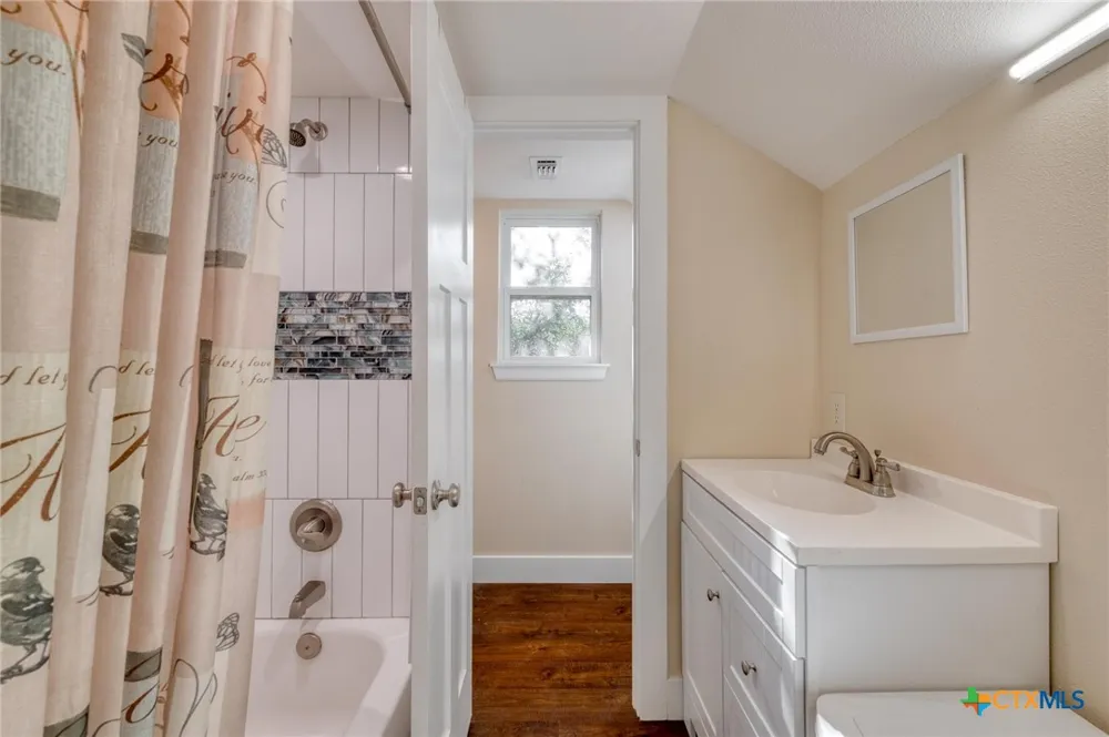 123 Bowie Trail Luling, TX 78648