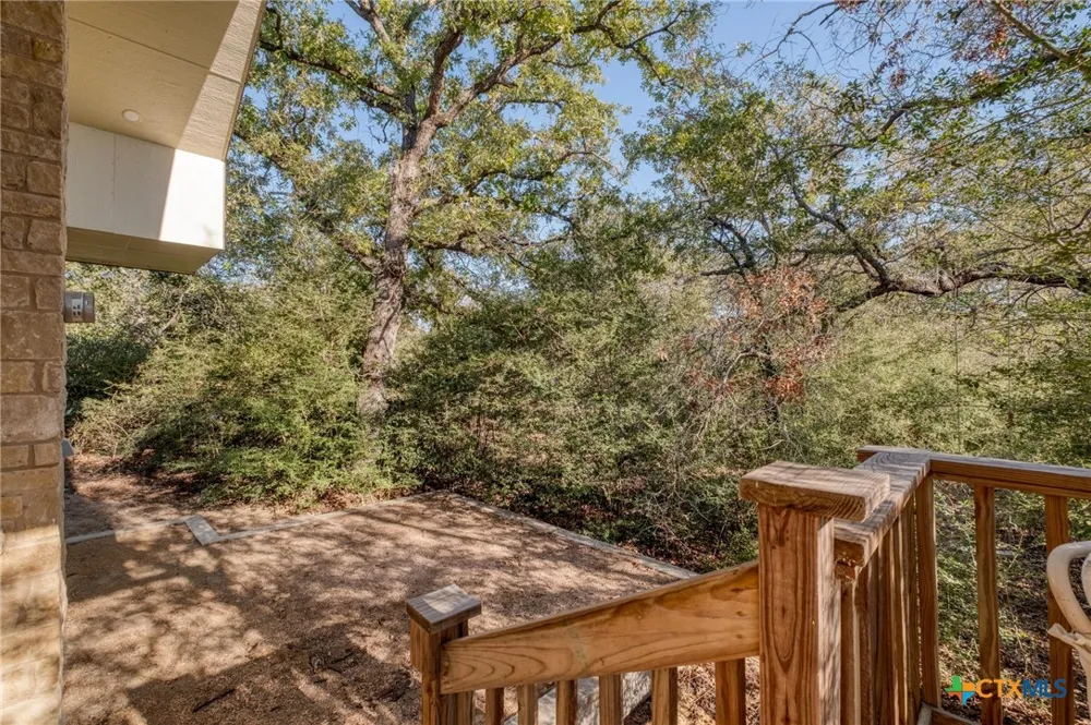 123 Bowie Trail Luling, TX 78648