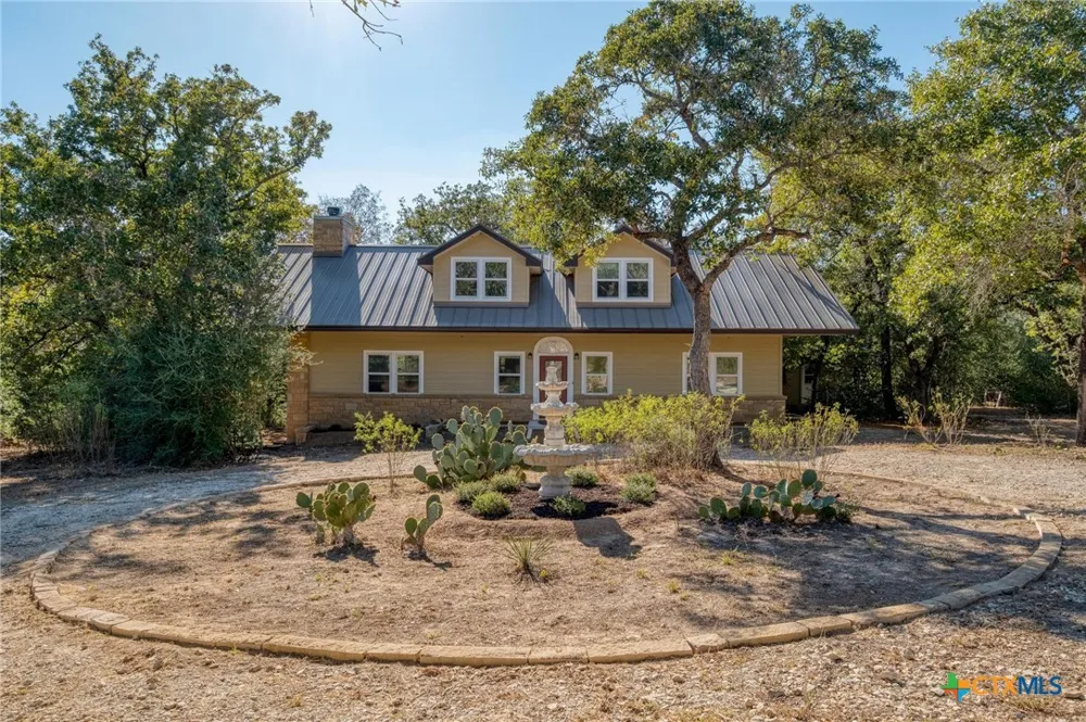 123 Bowie Trail Luling, TX 78648
