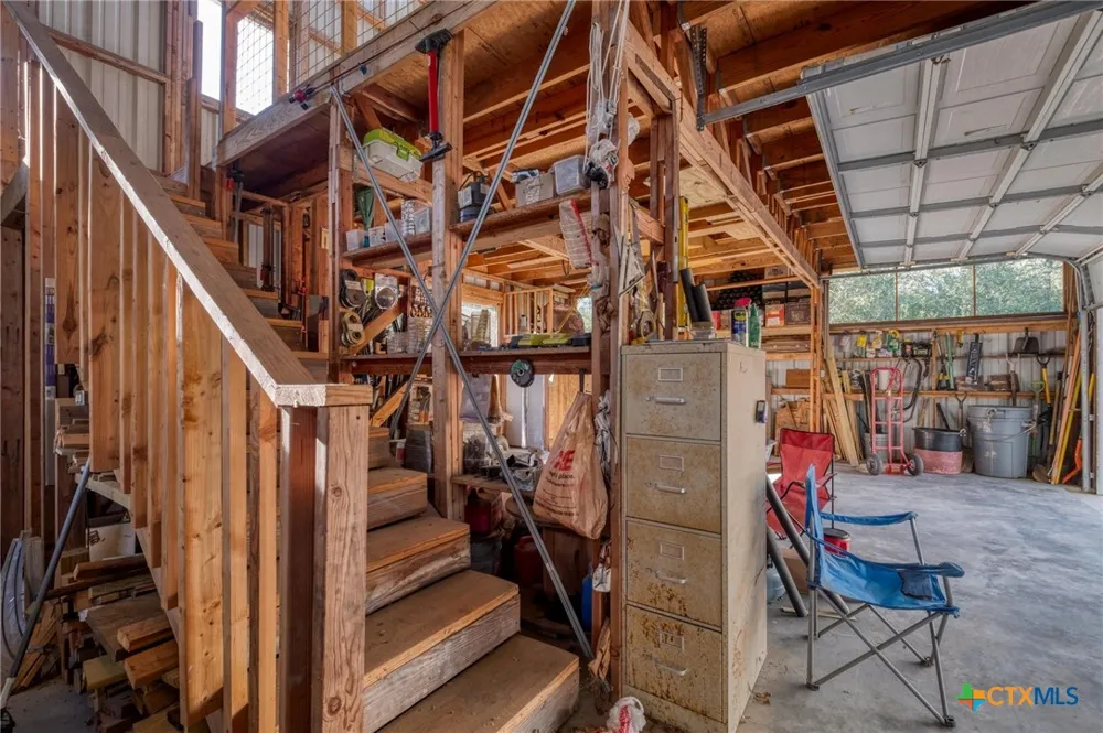 123 Bowie Trail Luling, TX 78648