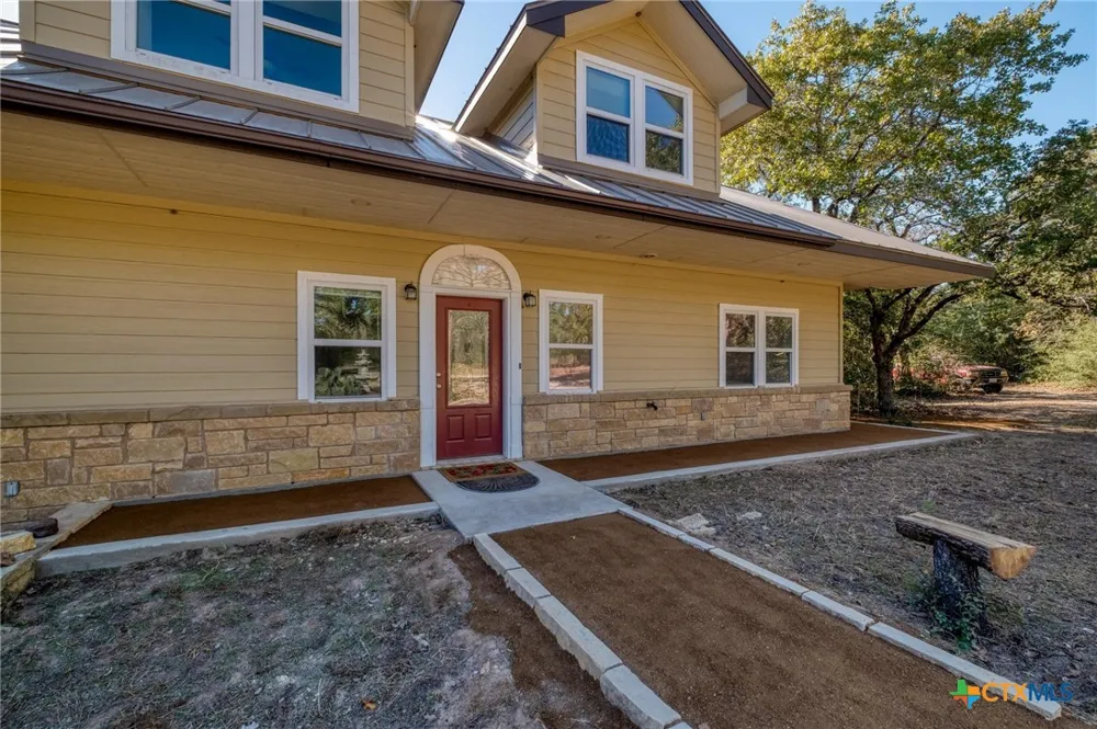 123 Bowie Trail Luling, TX 78648