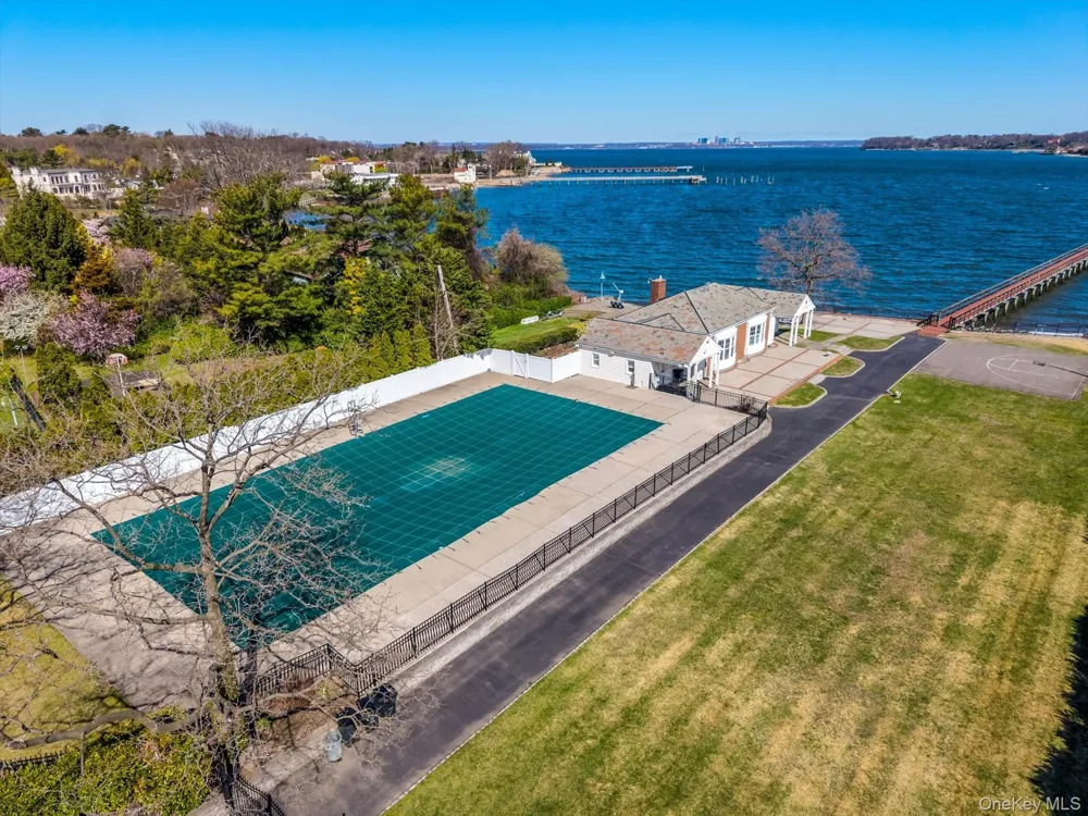 33 Harbour Road Great Neck, NY 11024