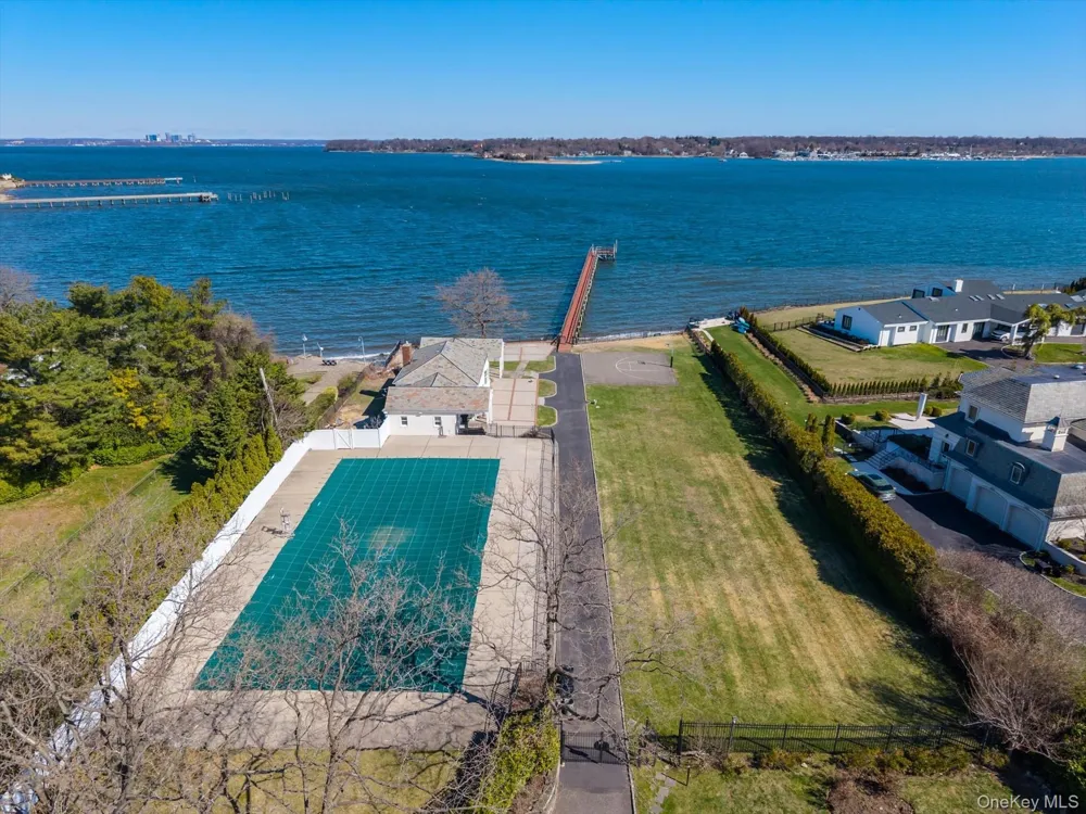 33 Harbour Road Great Neck, NY 11024