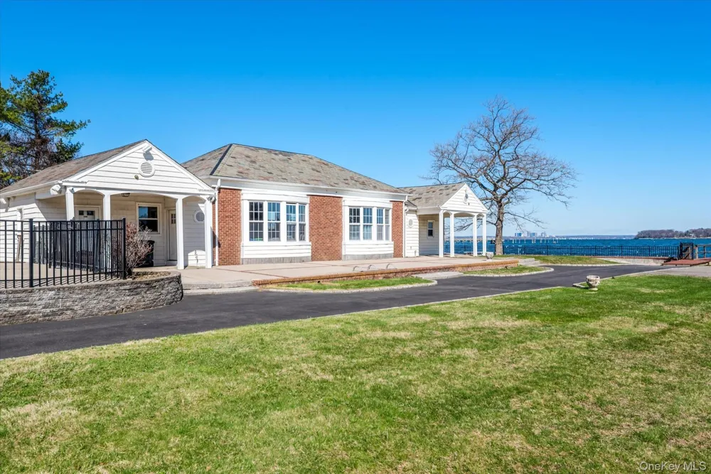 33 Harbour Road Great Neck, NY 11024