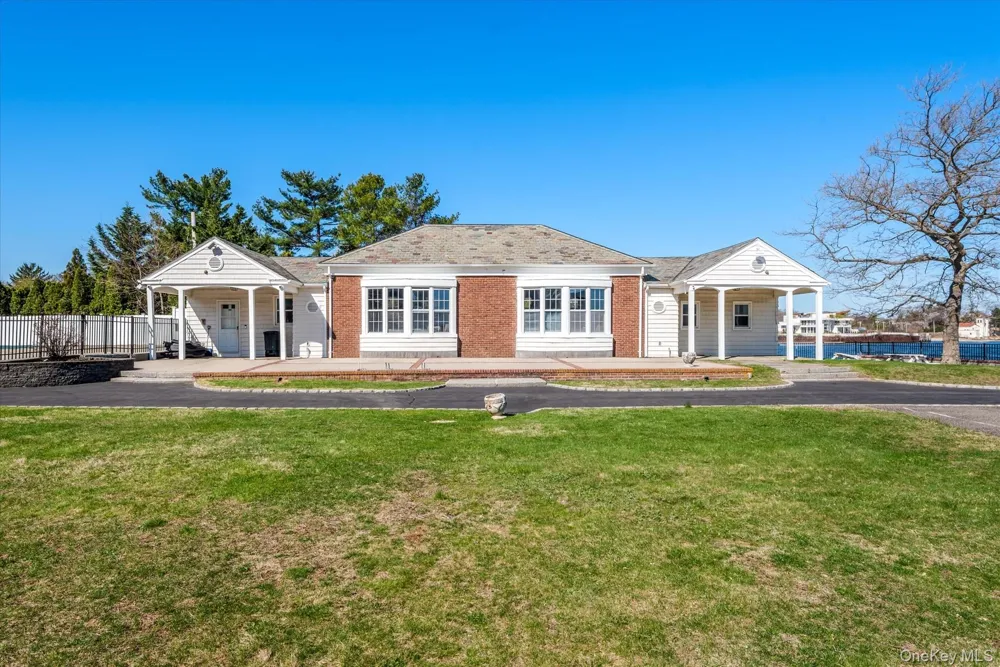 33 Harbour Road Great Neck, NY 11024
