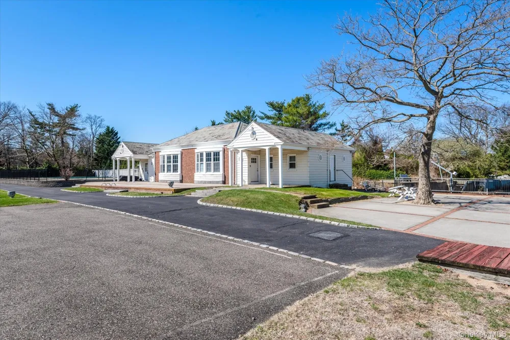 33 Harbour Road Great Neck, NY 11024