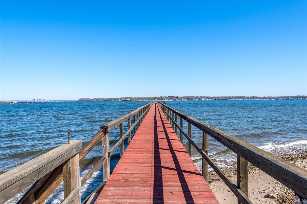 33 Harbour Road Great Neck, NY 11024