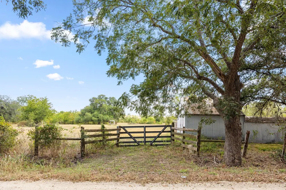 1268 Stokes Road Fayetteville, TX 78950