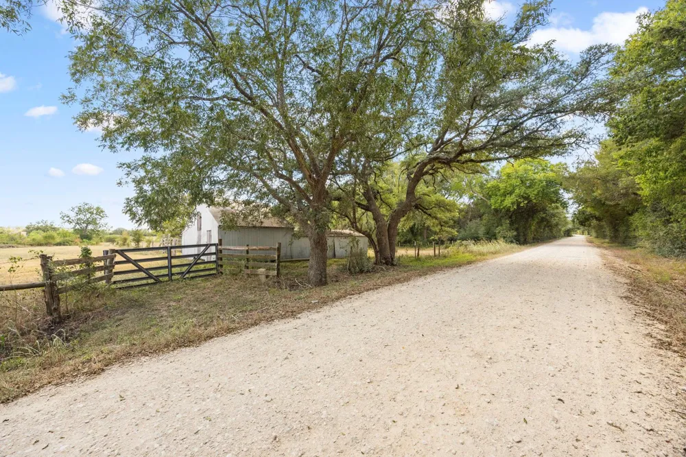 1268 Stokes Road Fayetteville, TX 78950