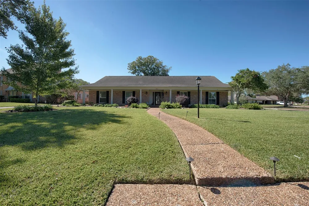 18502 Vinland Drive Nassau Bay, TX 77058