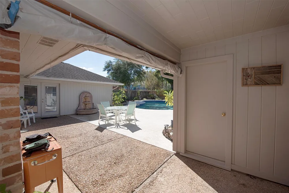 18502 Vinland Drive Nassau Bay, TX 77058