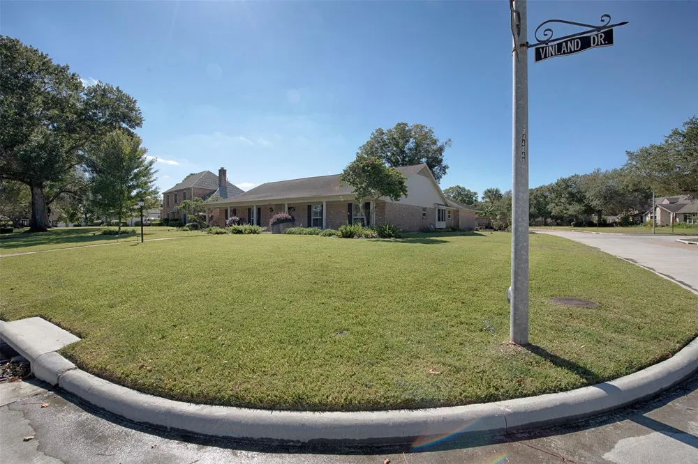18502 Vinland Drive Nassau Bay, TX 77058