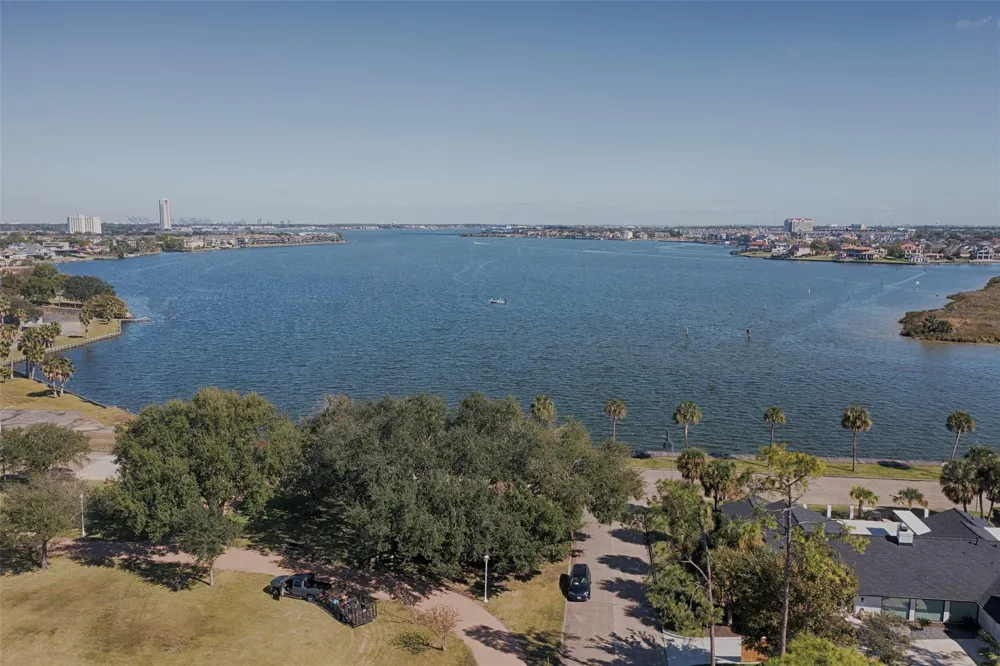 18502 Vinland Drive Nassau Bay, TX 77058