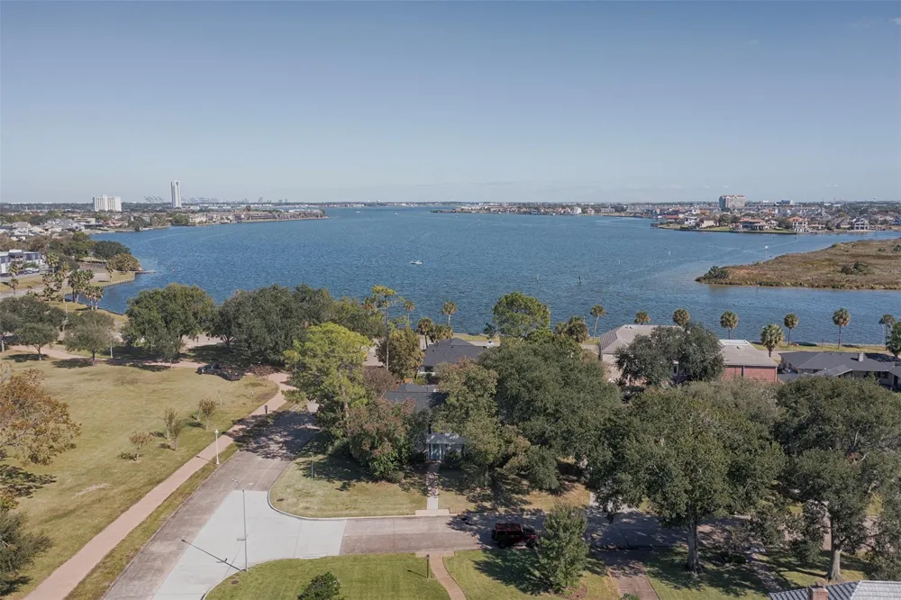18502 Vinland Drive Nassau Bay, TX 77058