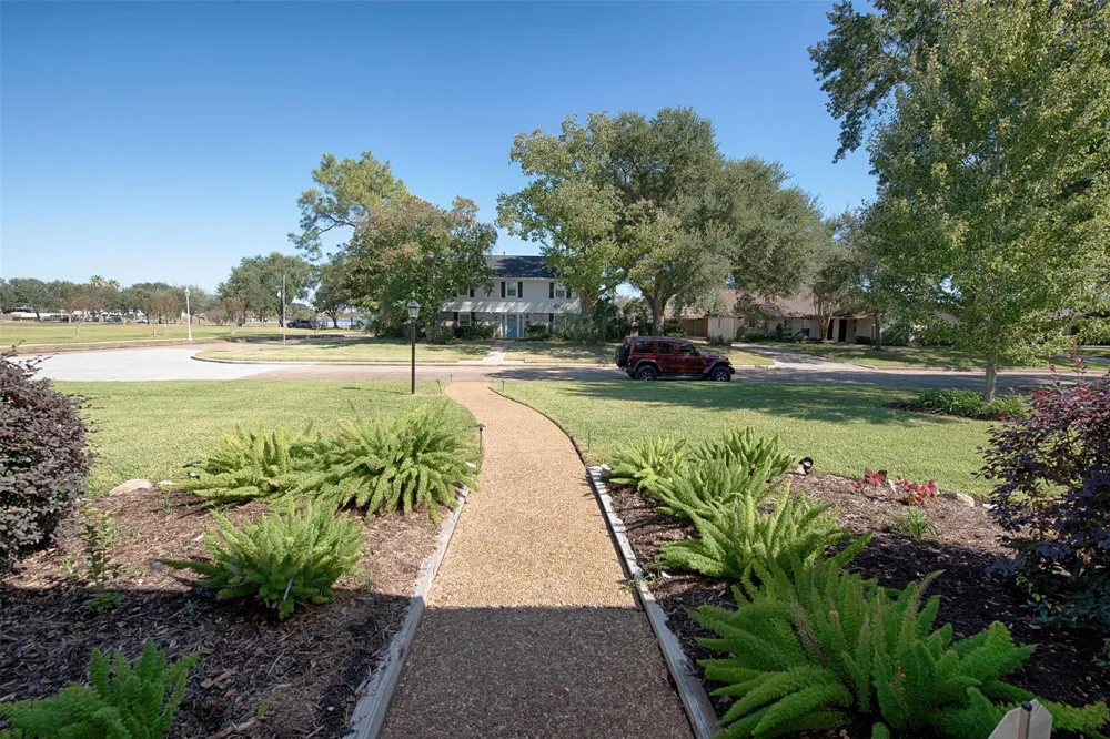 18502 Vinland Drive Nassau Bay, TX 77058